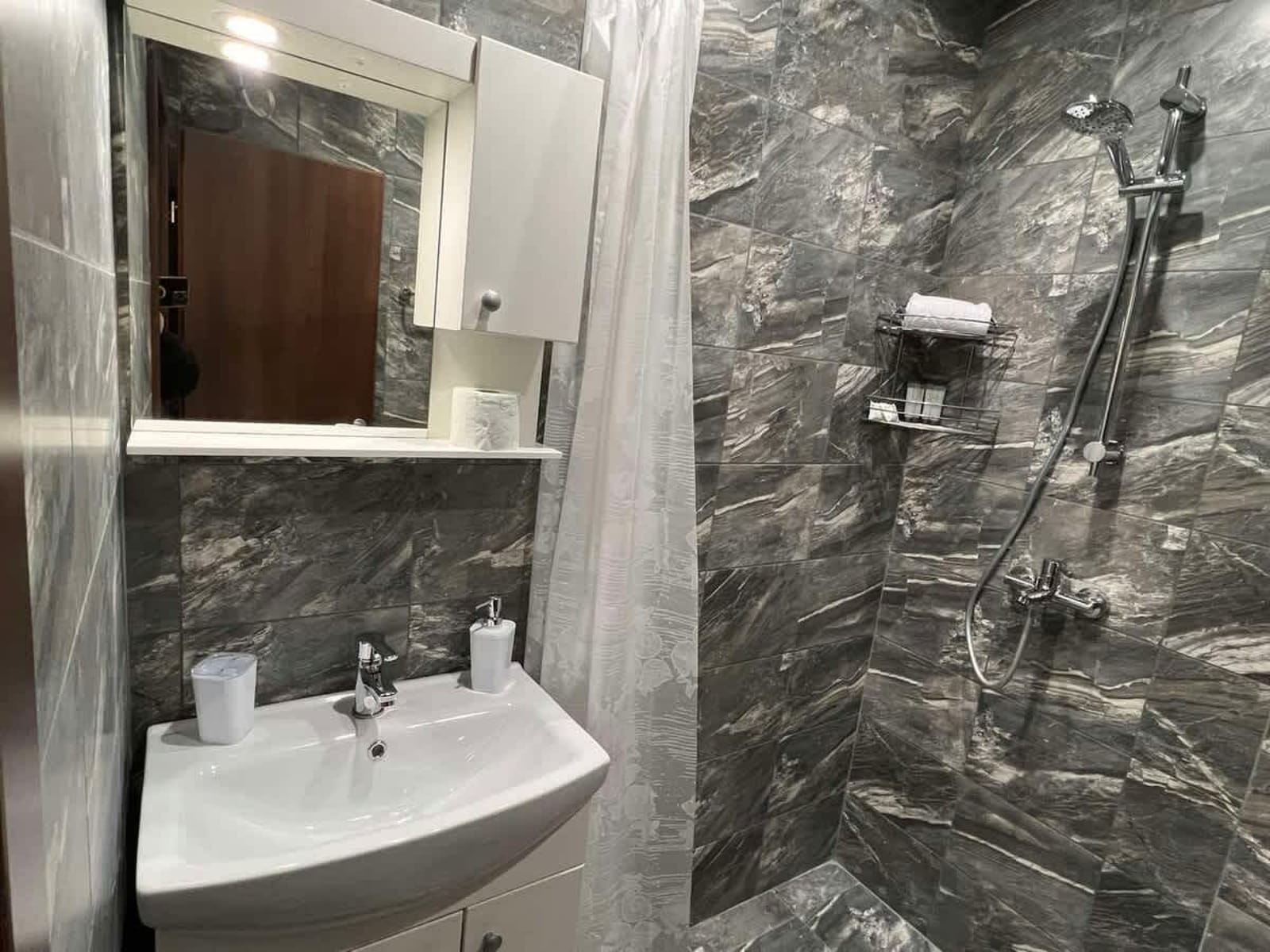 Апартамент Комфорт 2 близо до летището - Photo 12