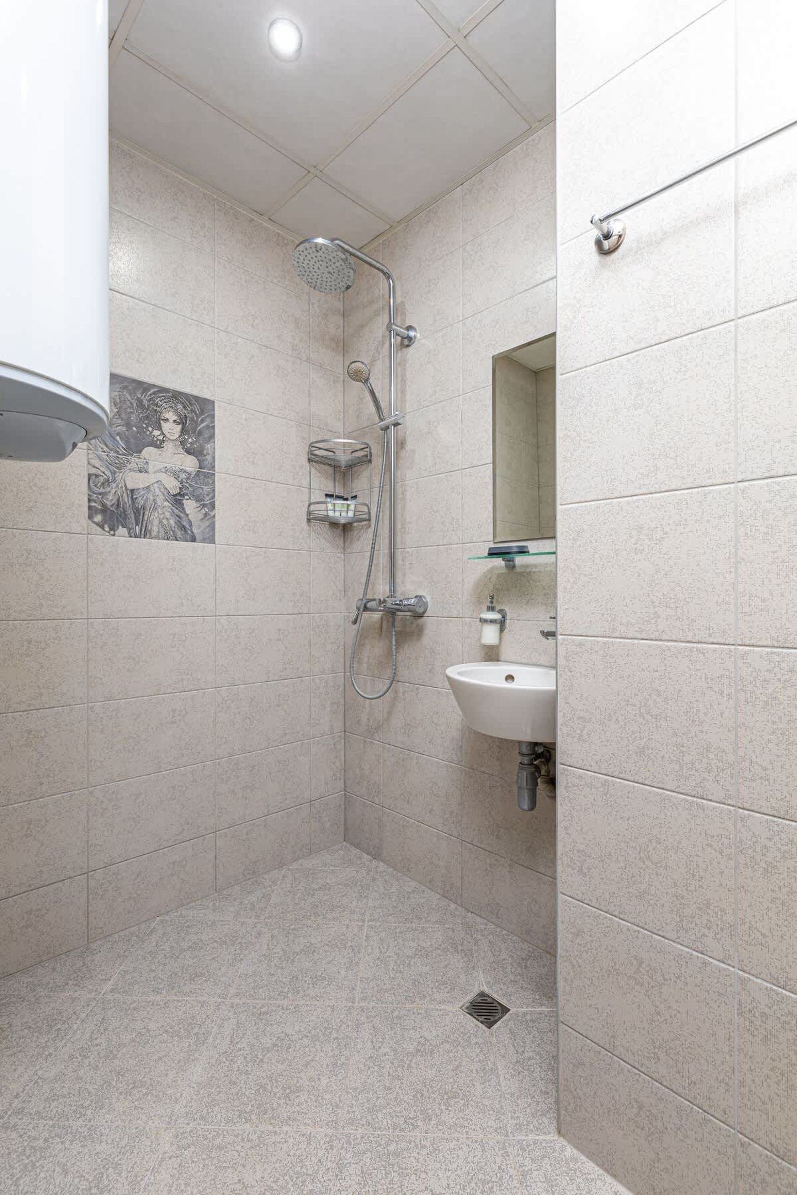 Stylish 2BD Apartment with a Nice Cozy Terrace - Photo 18