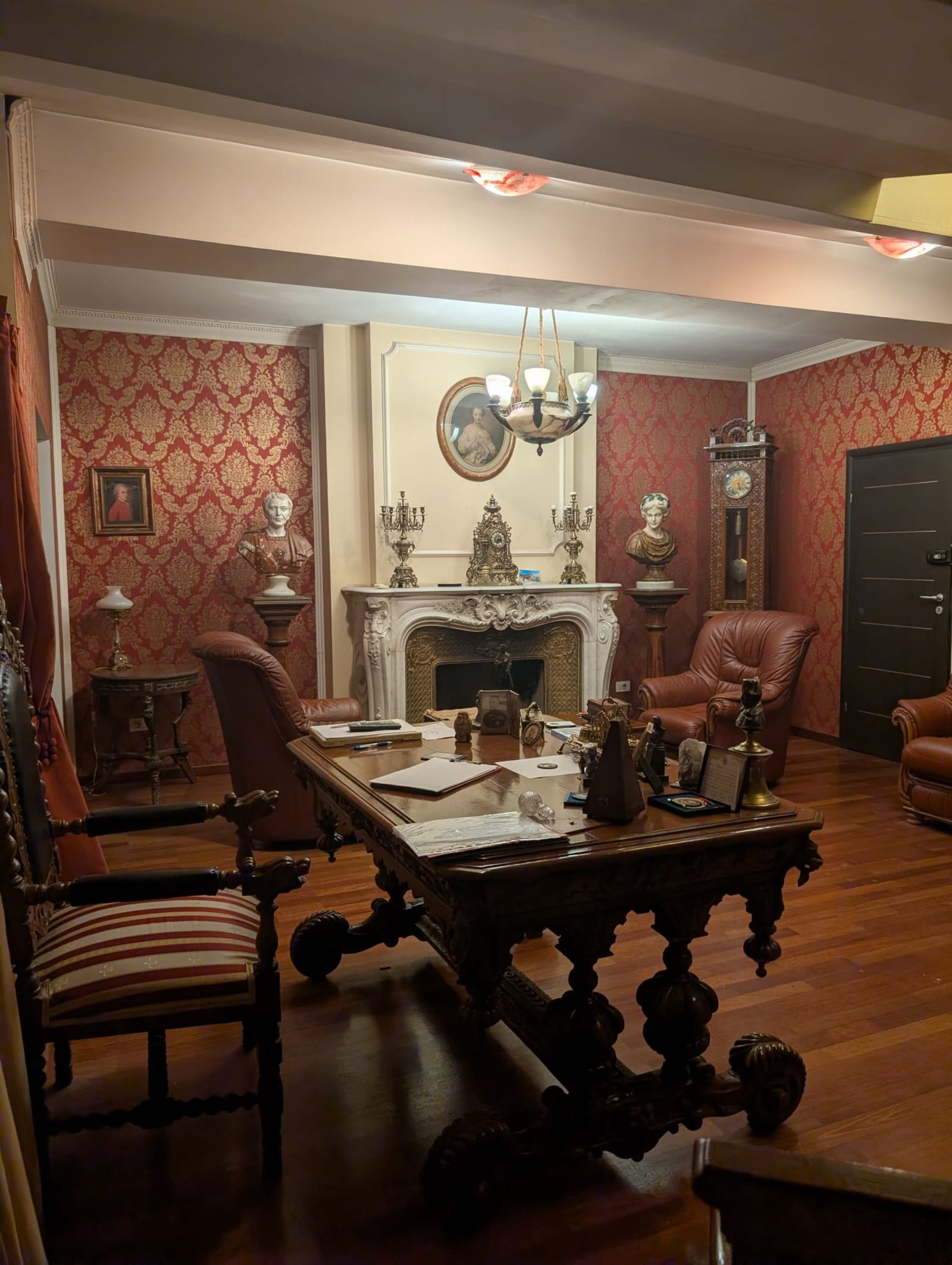 “Unique Vintage Library Studio for Filming, Interviews &amp; Photo Shoots” - Photo 2