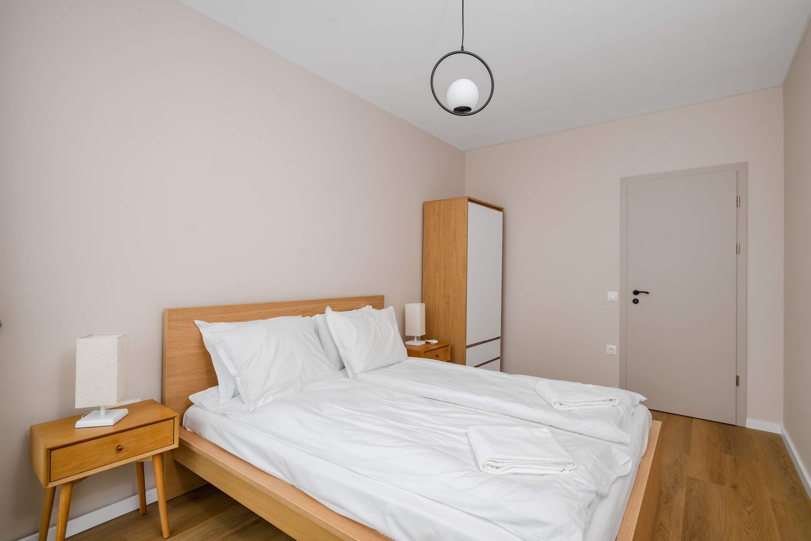 Spacious 2BR Apartment - Modern Design - Photo 9