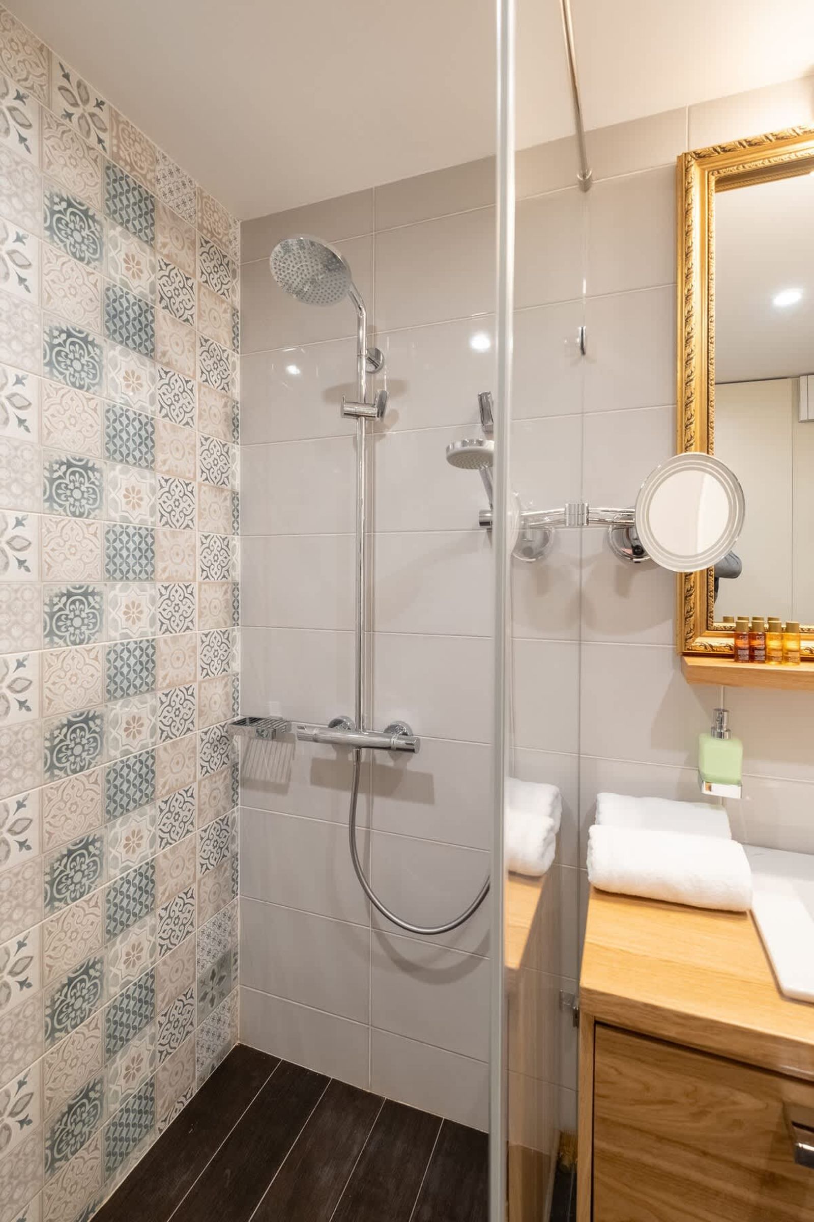 High-end Designer Studio - AC + Parking - Photo 27