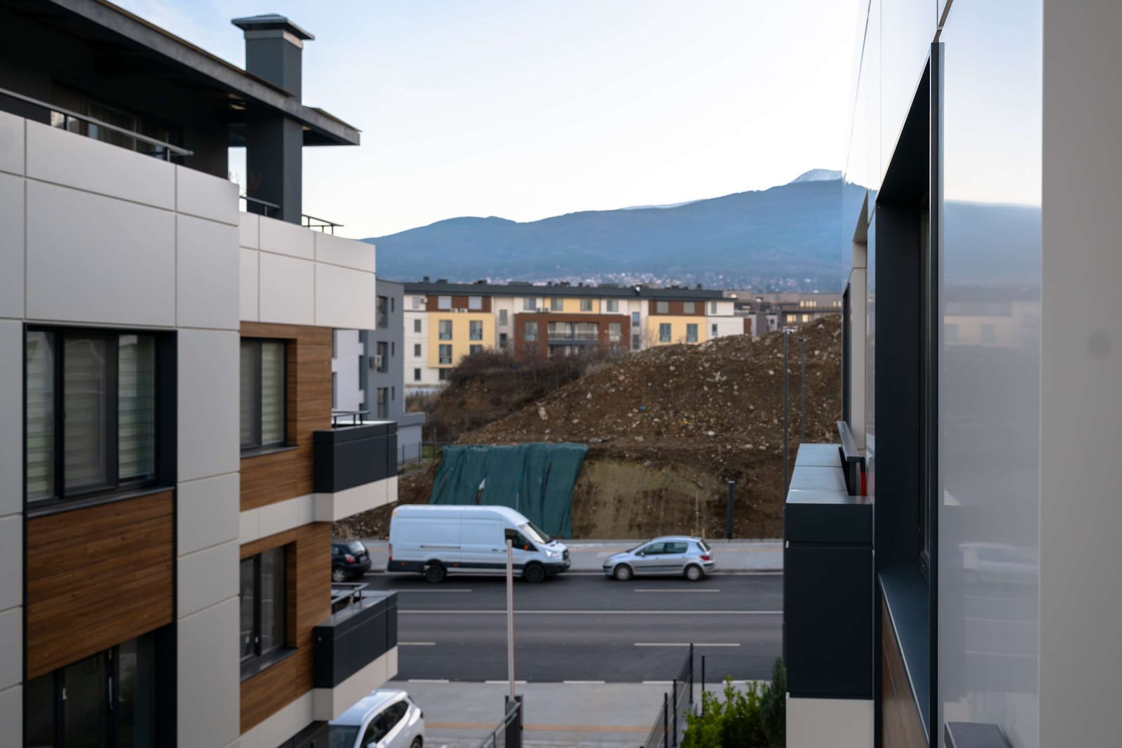 Warm &amp; Spacious Stay with Balcony - Photo 19