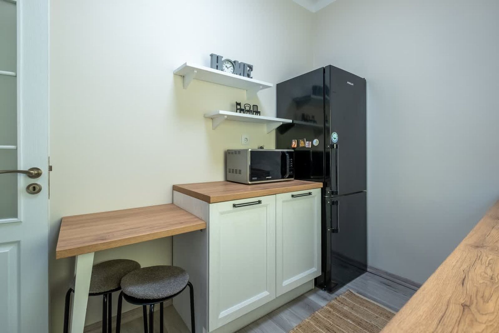 Central Charm  2BD apartment close to NDK - Photo 10