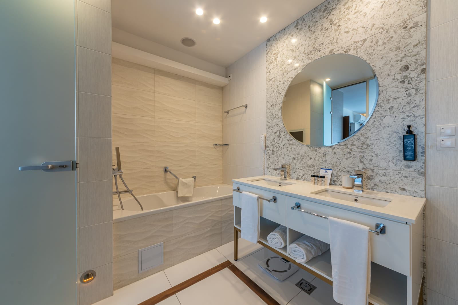 Futuristic One Bedroom Apartment in the Maritim Paradise Blue Hotel - Photo 4