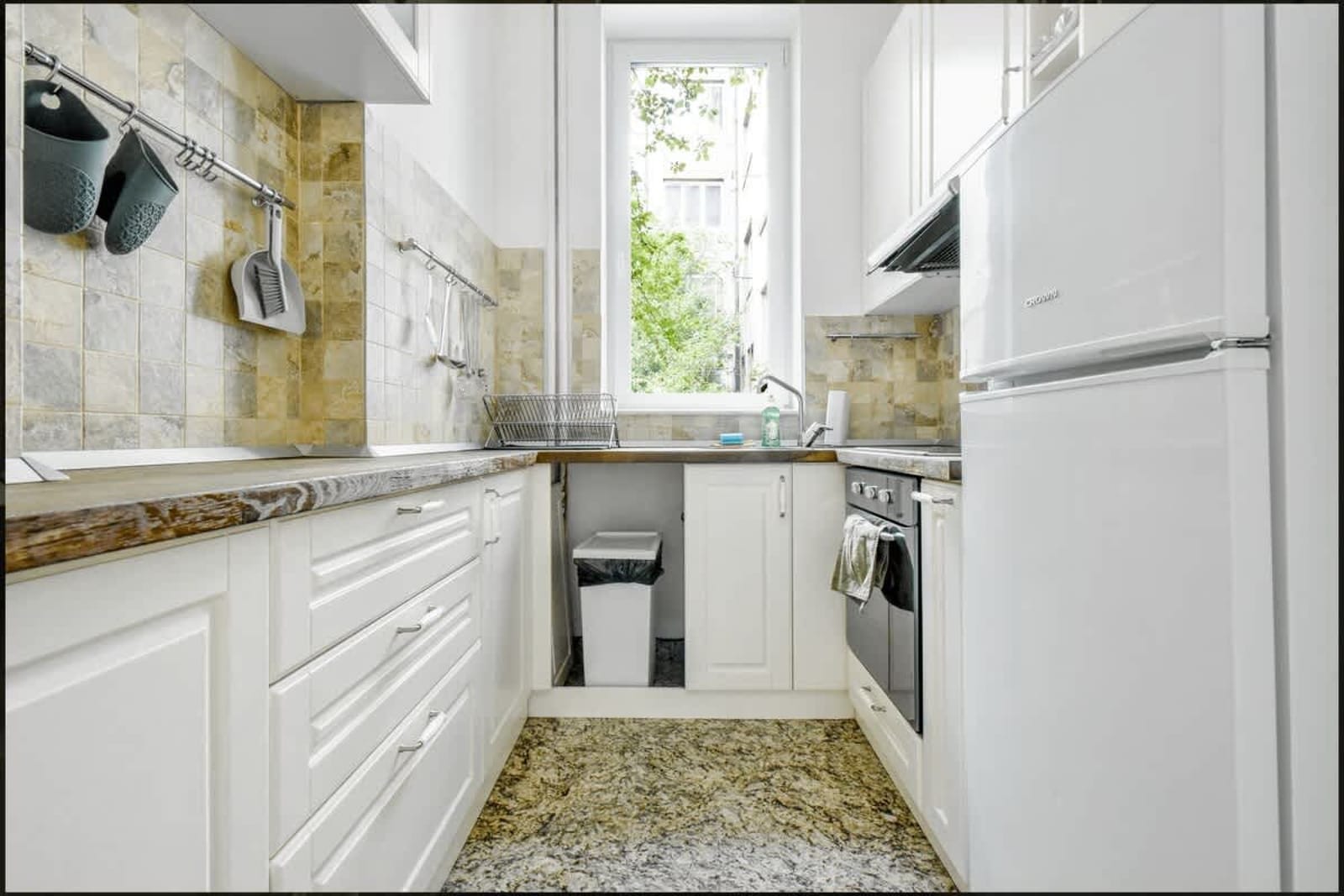 Classic Charm ~ 2BD Central Apartment - Photo 8