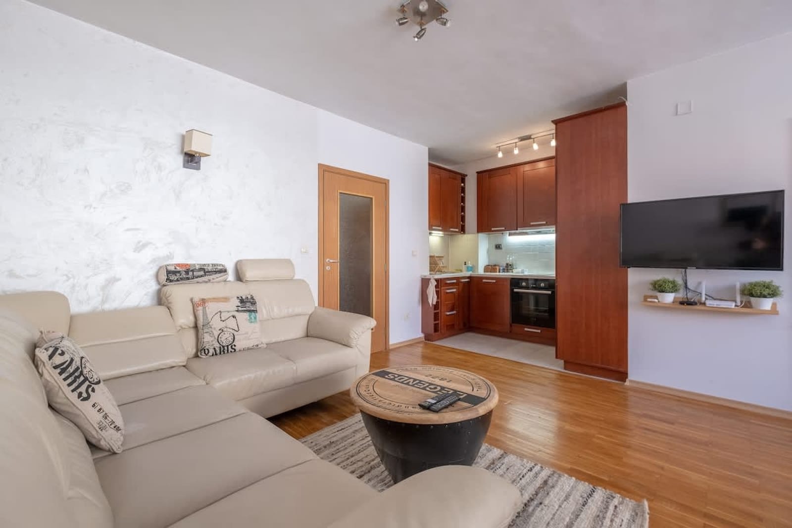 Spacious 1 bedroom apartment in a lively center - Photo 9