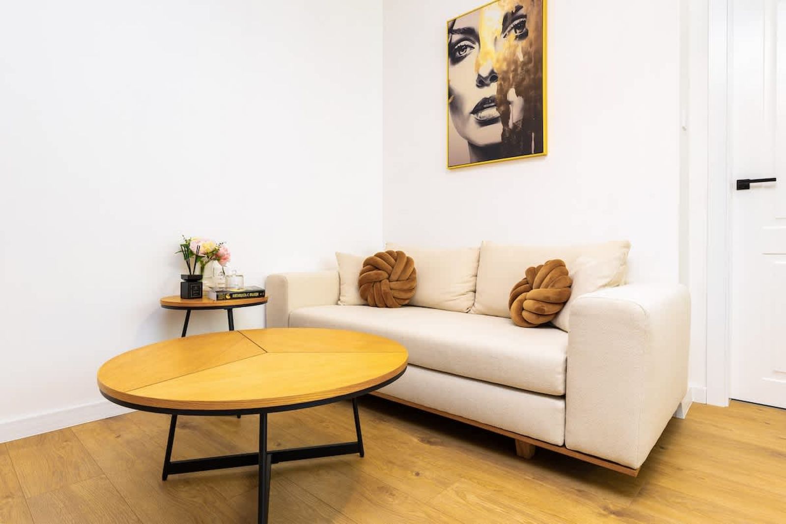 Happy People Plovdiv 1-BD Apartment - White - Cover Photo