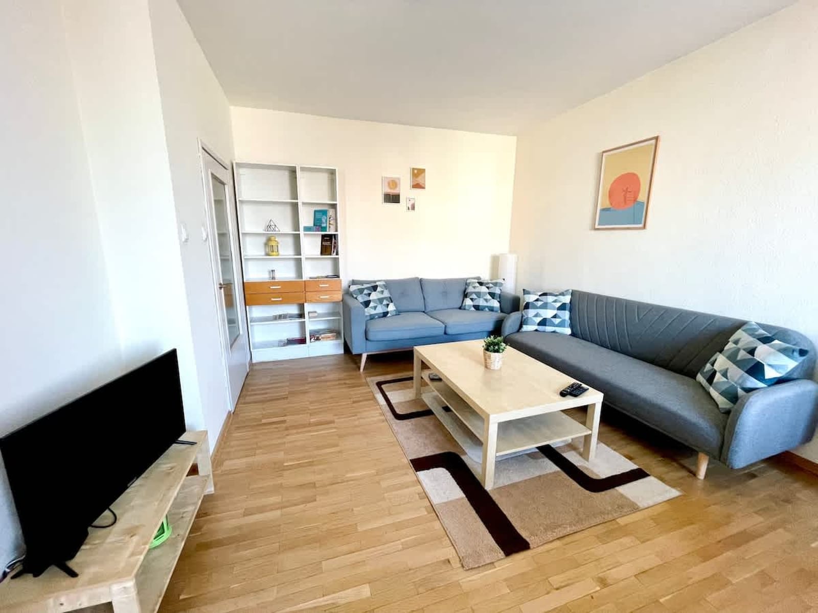 2-BDR Flat Near the Mall, Spacious &amp; Cozy - Photo 10