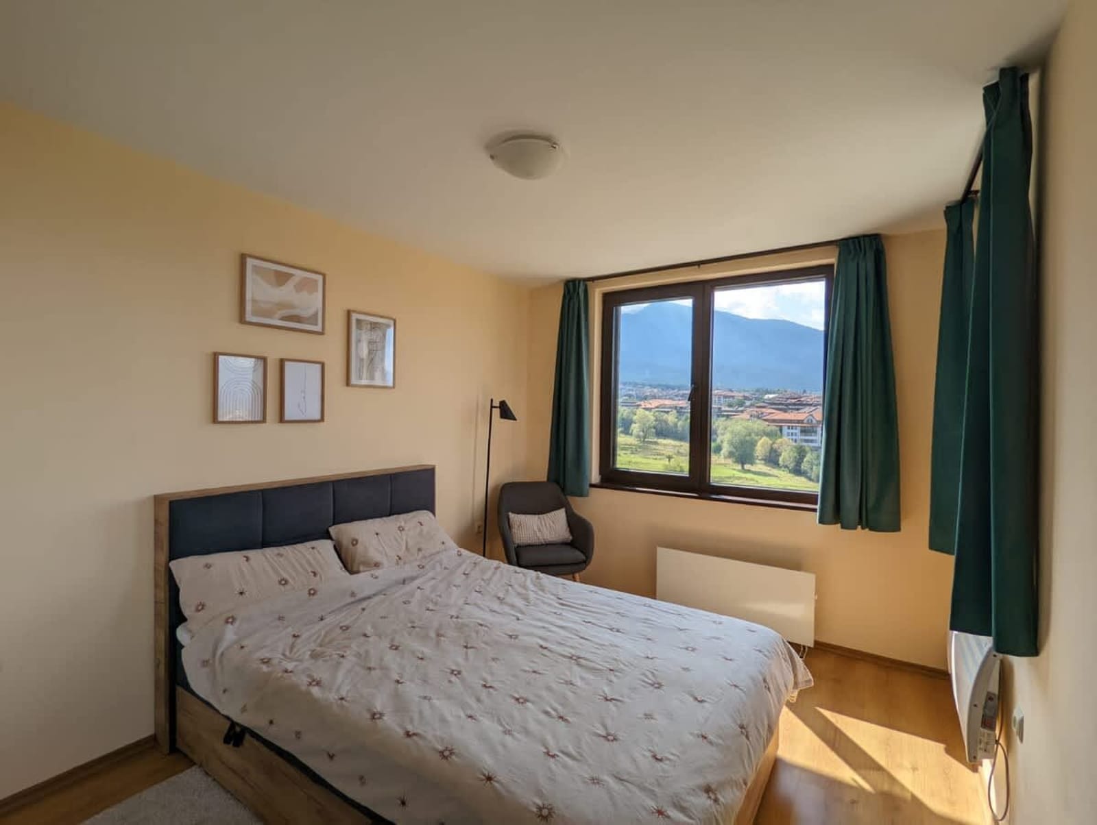 Stylish 2BD Apartment with Panoramic Mountain View - Photo 2