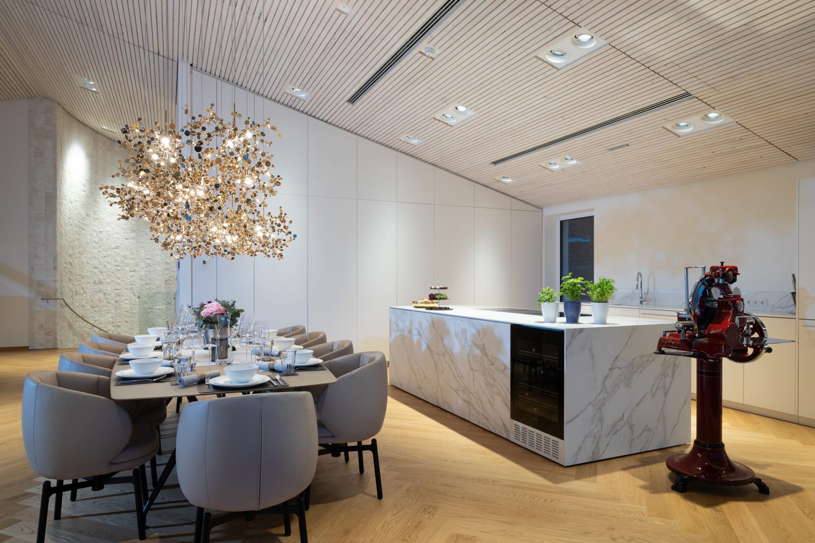 Ultra-Luxury Alpine Mountain Retreat with Panoramic Views - Photo 24