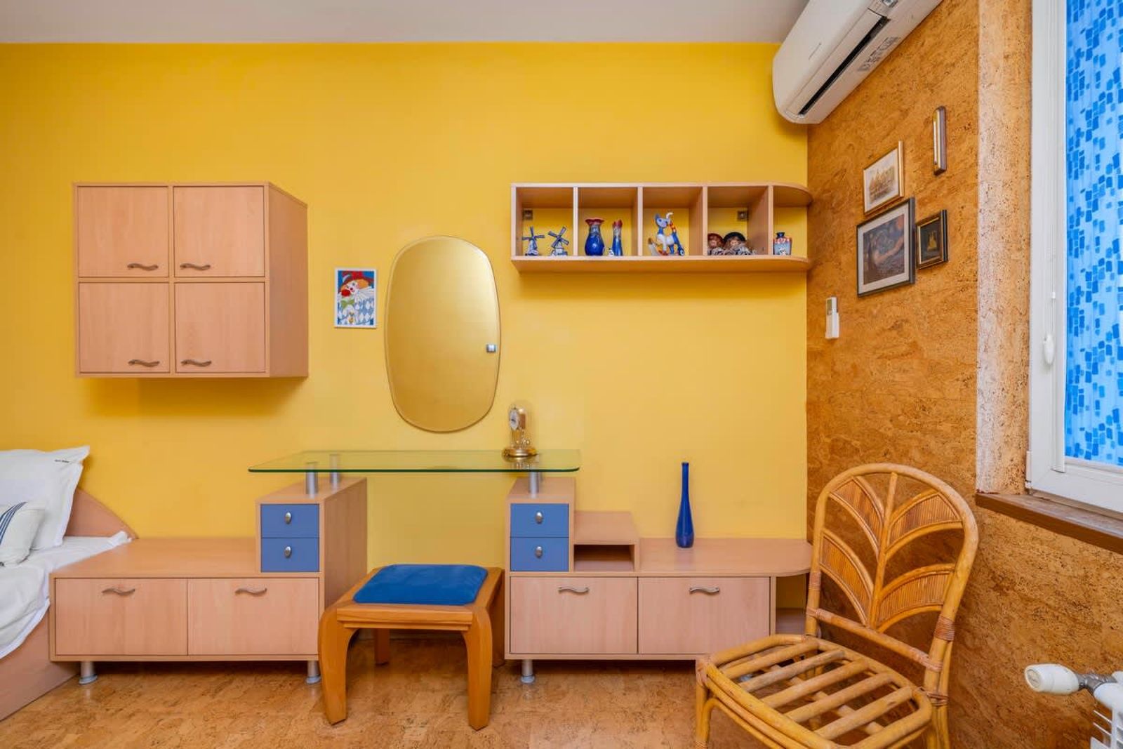 Vintage and Cozy 2BD/2BA Flat in Prime Location - Photo 7