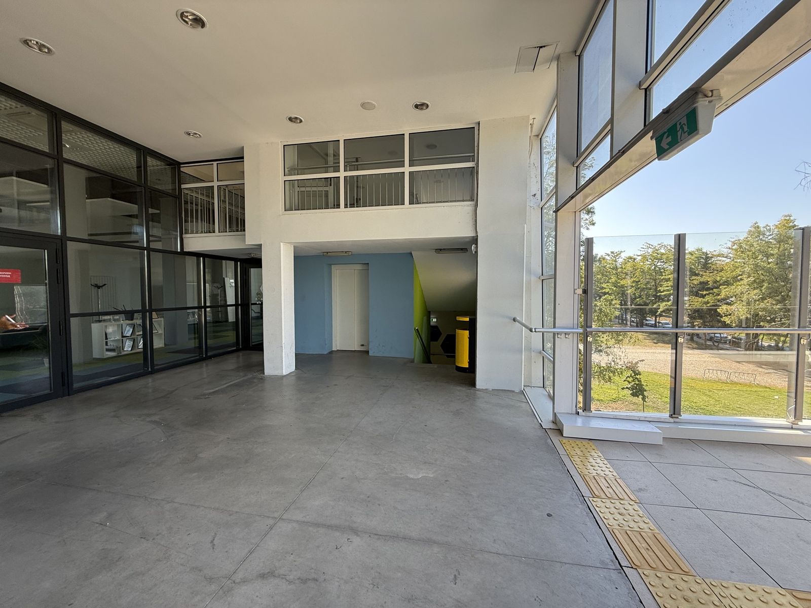 A science Museum with modern interior - Photo 2