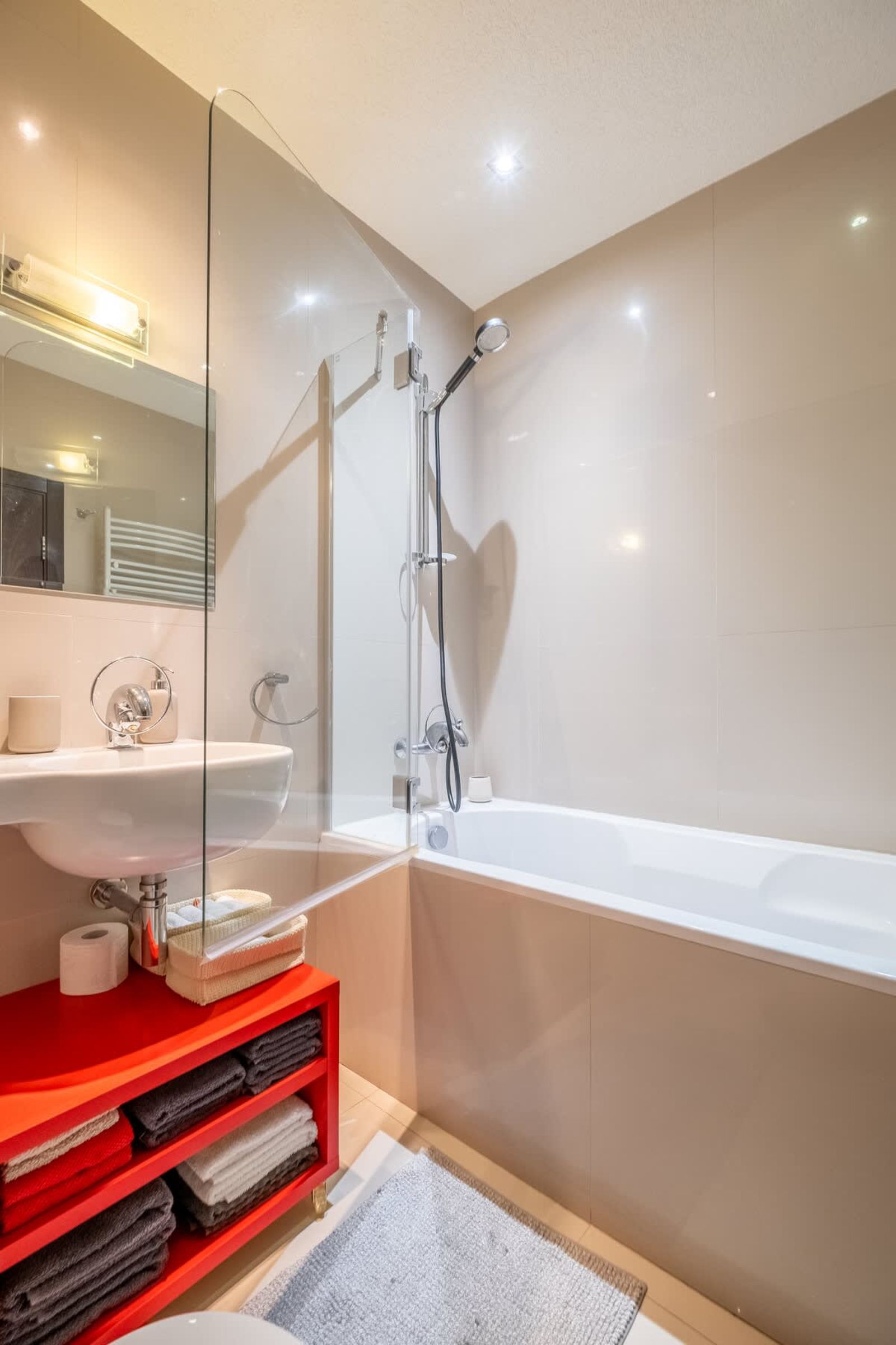 Chic 1BD Flat near Metro | Workspace &amp; Terrace - Photo 15