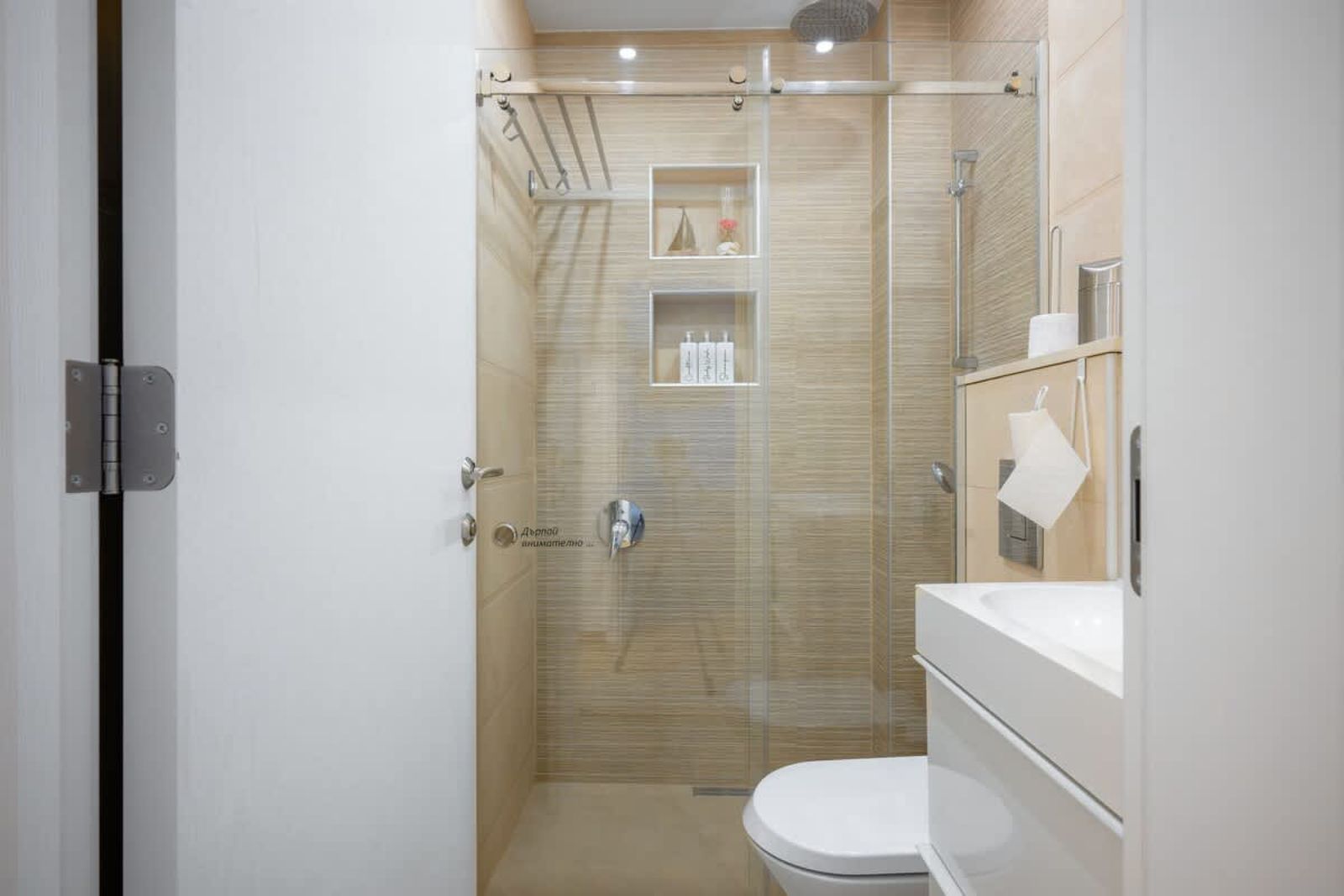 Modern 2BD Flat with Prime Location and Workspace - Photo 16