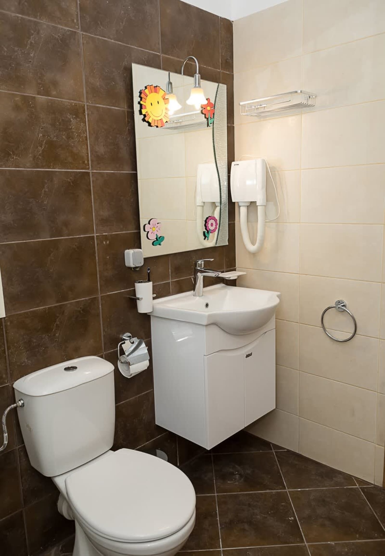 Cozy Retreat with Sea View &amp; Balcony | Nikea Park - Photo 13