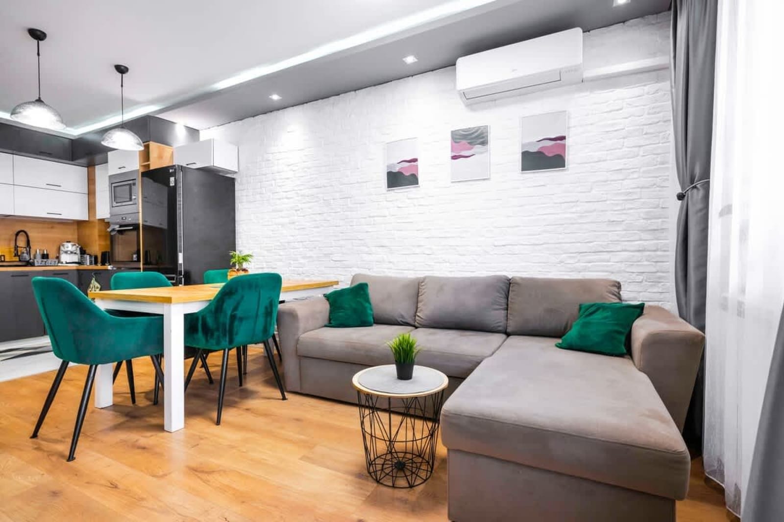 Feel Right at Home - Bright and Modern Apartment - Photo 7