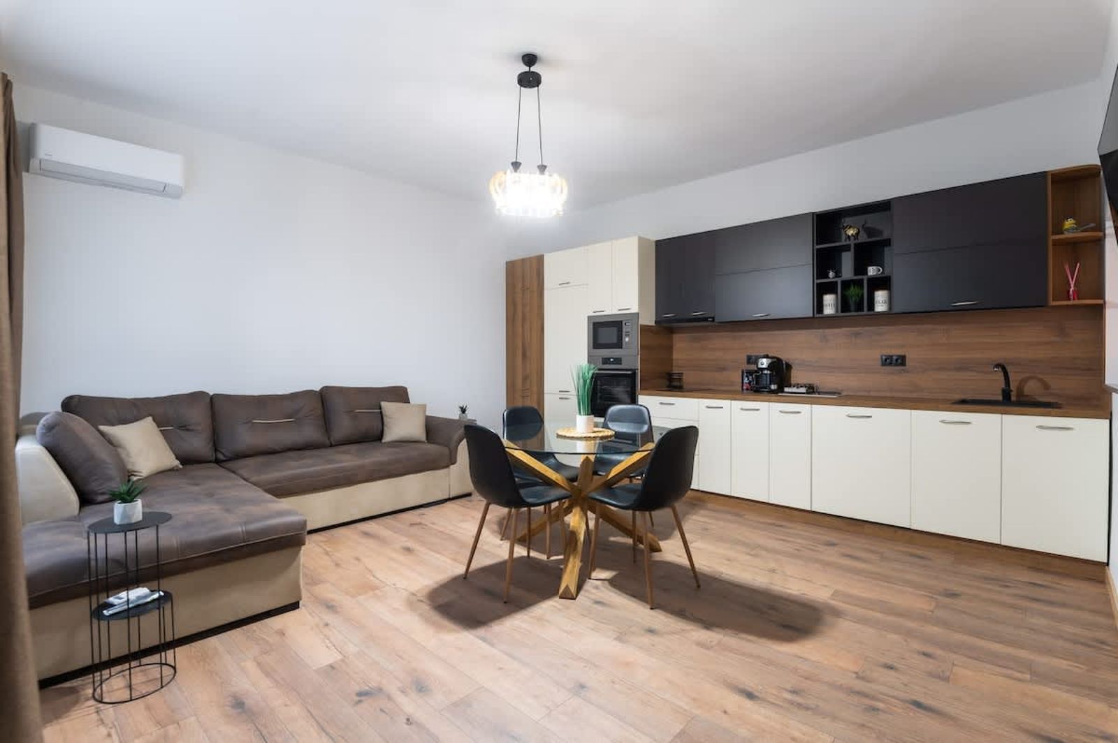 Modern 2BD/2BA Designer Apartment - Prime Location - Photo 2