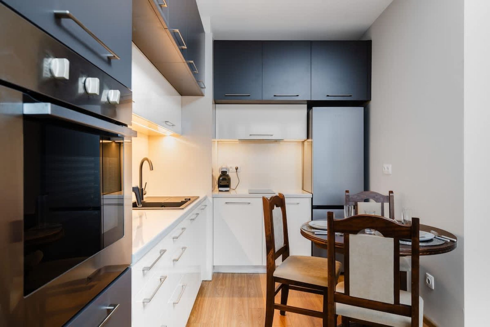 Modern Stay with Balcony and Parking - Photo 7