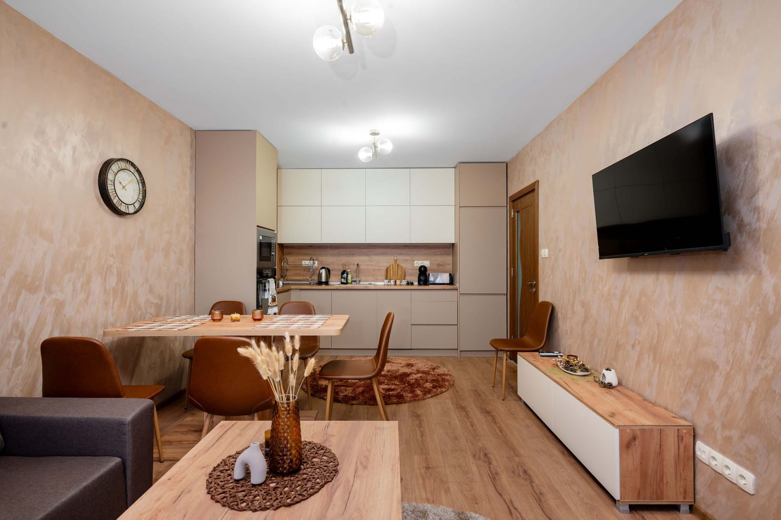 Warm &amp; Spacious Stay with Balcony - Photo 8