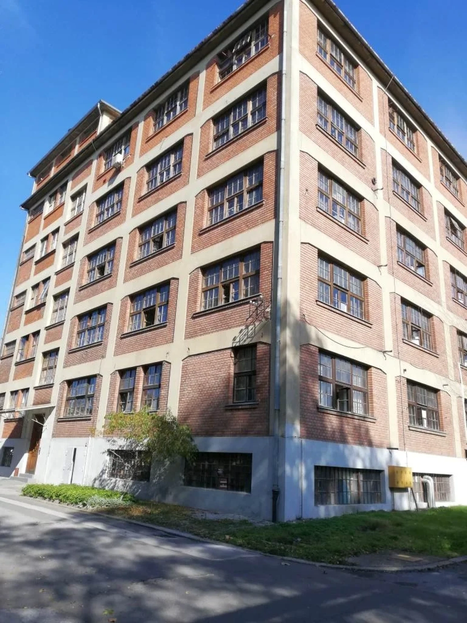 Beautiful Abandoned Factory - Photo 8