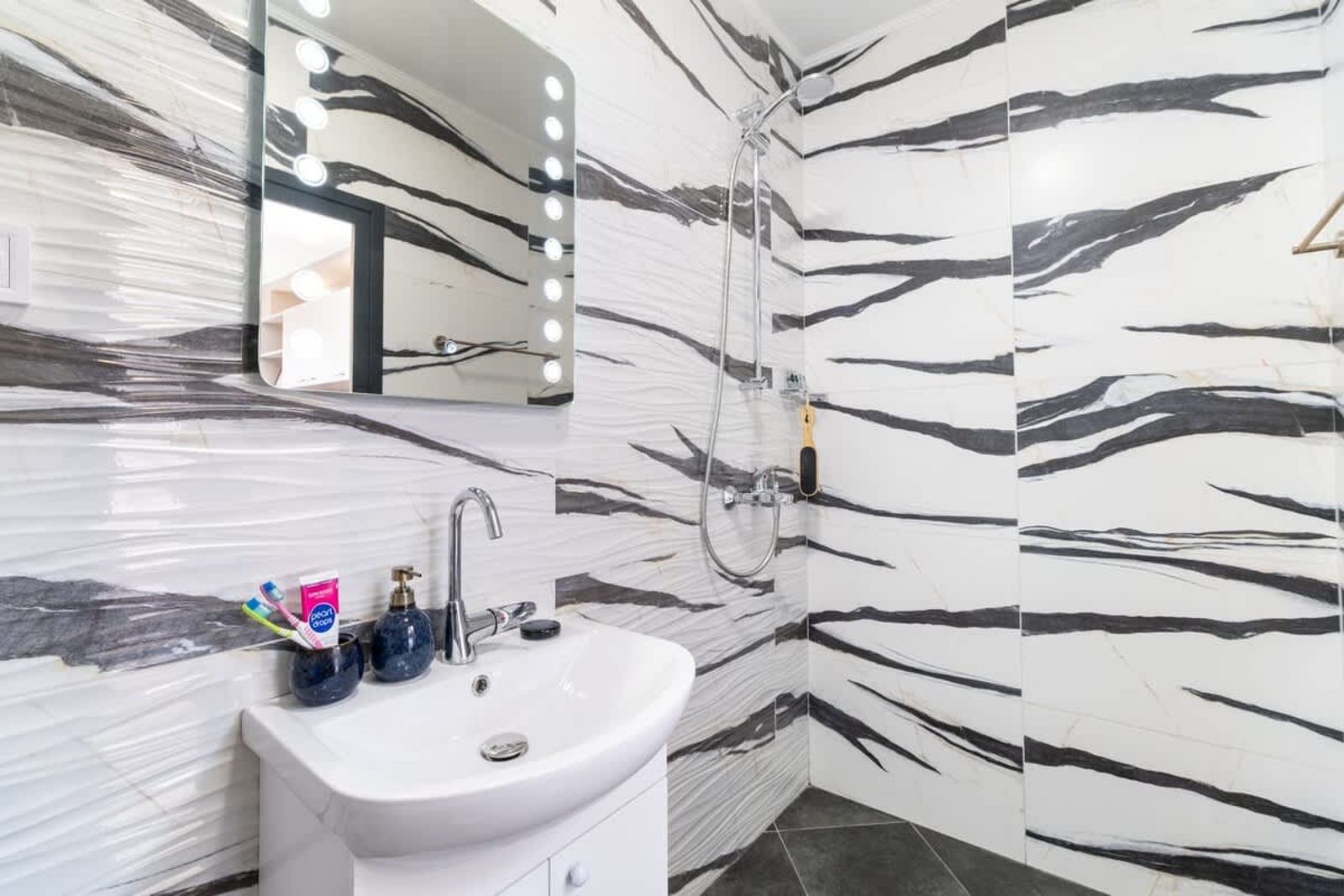 City Center Perfect 1-Bedroom Apartment - Photo 14