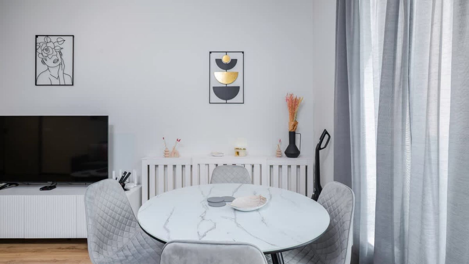 Fresh &amp; Modern Apartment with Balcony - Photo 11