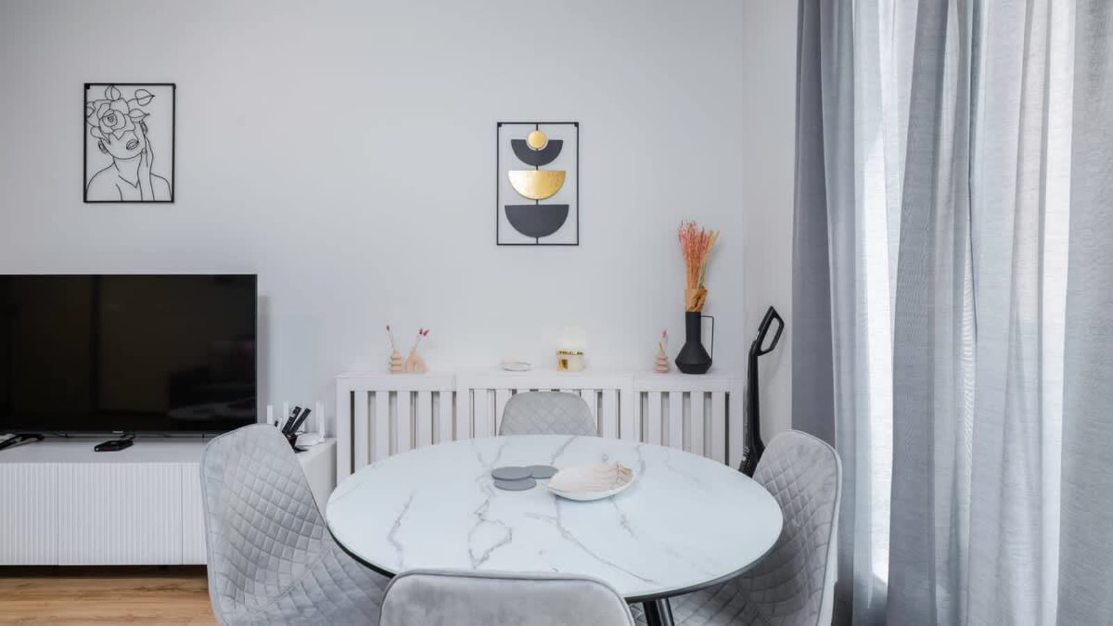 Fresh &amp; Modern Apartment with Balcony - Photo 11