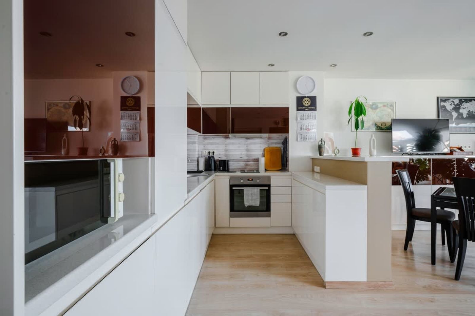 Spacious 2BD Flat with Secure Free Parking - Photo 3