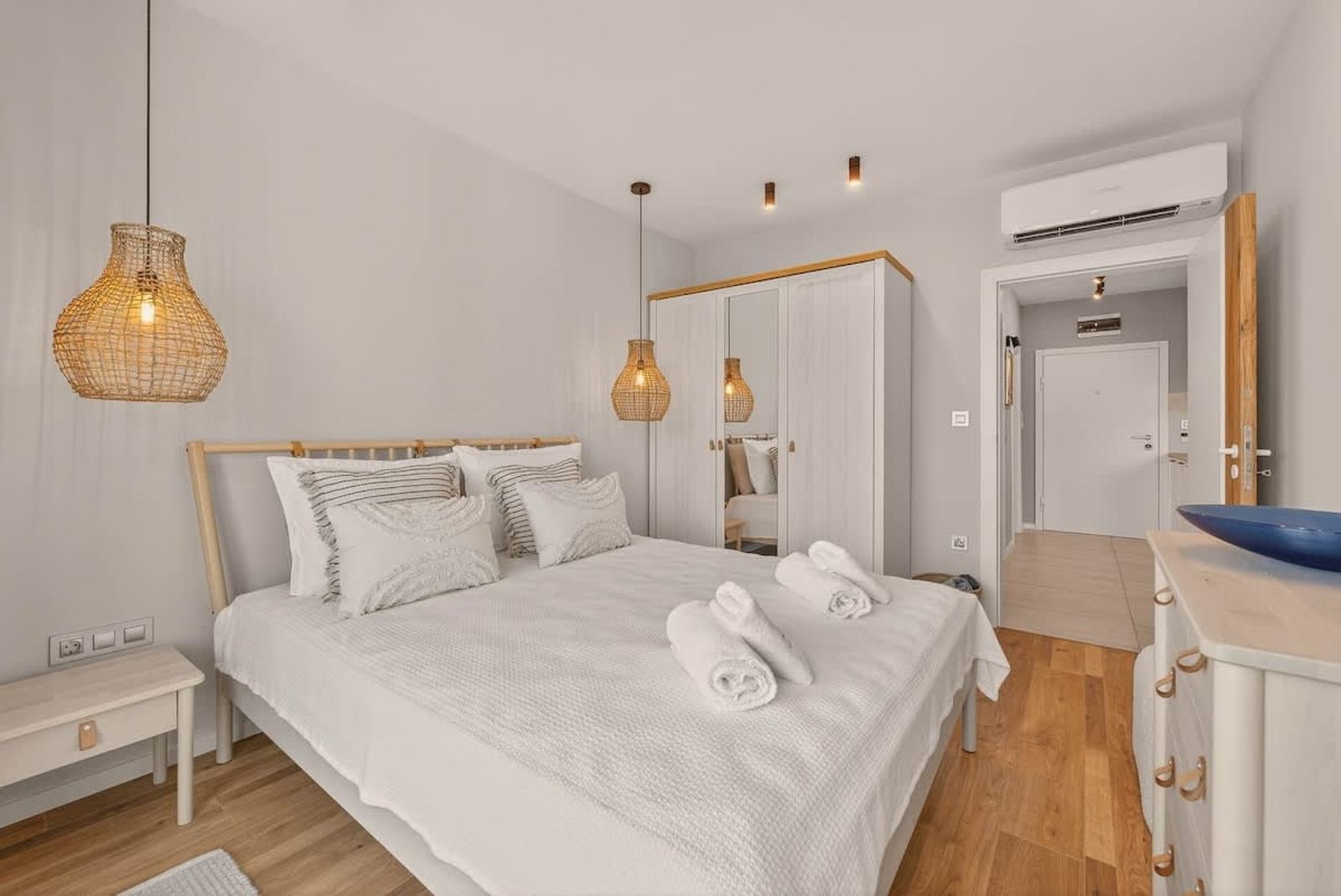 Breezy Boho 2BD Home with Sea View – Chayka - Photo 3