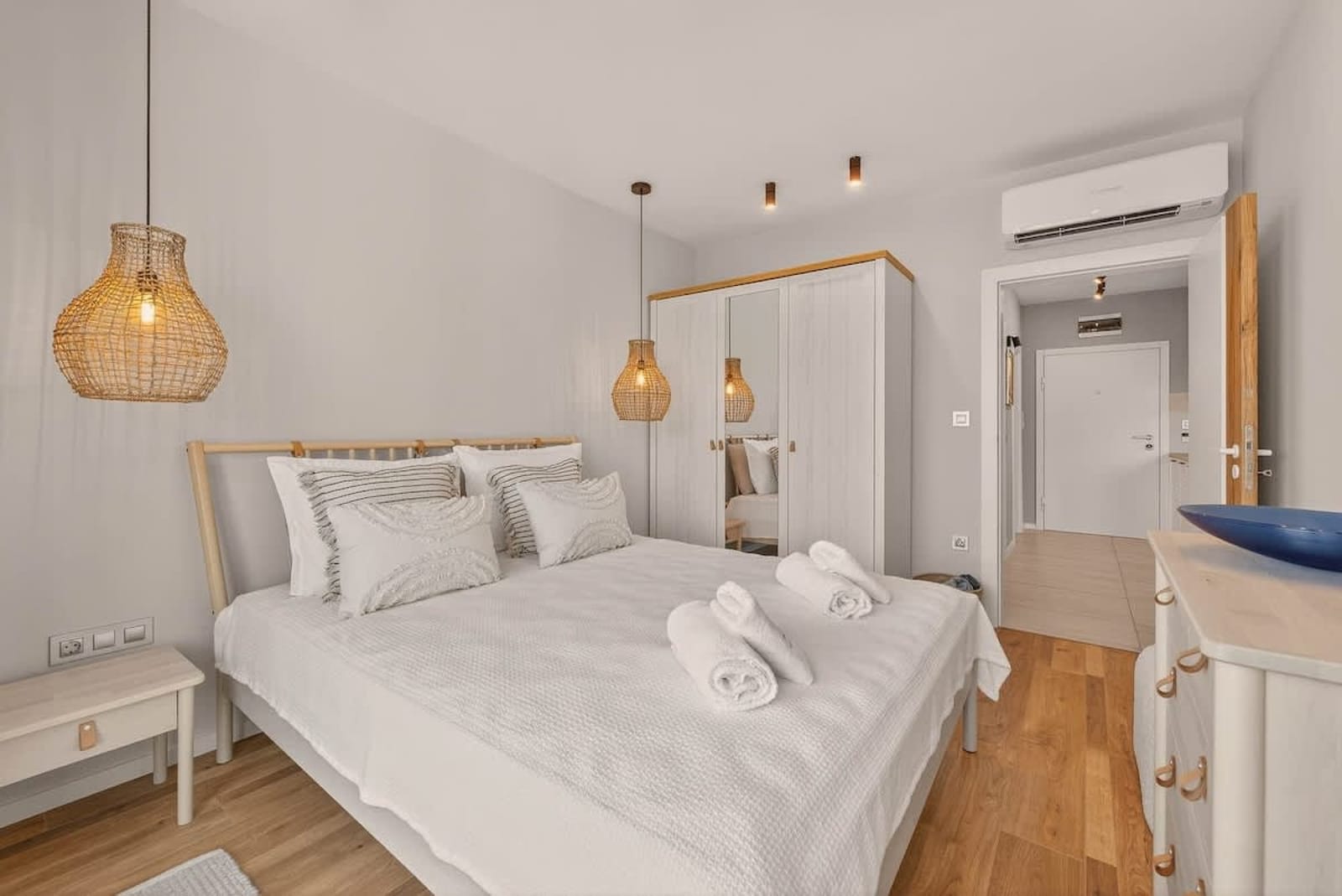 Breezy Boho 2BD Home with Sea View – Chayka - Photo 3