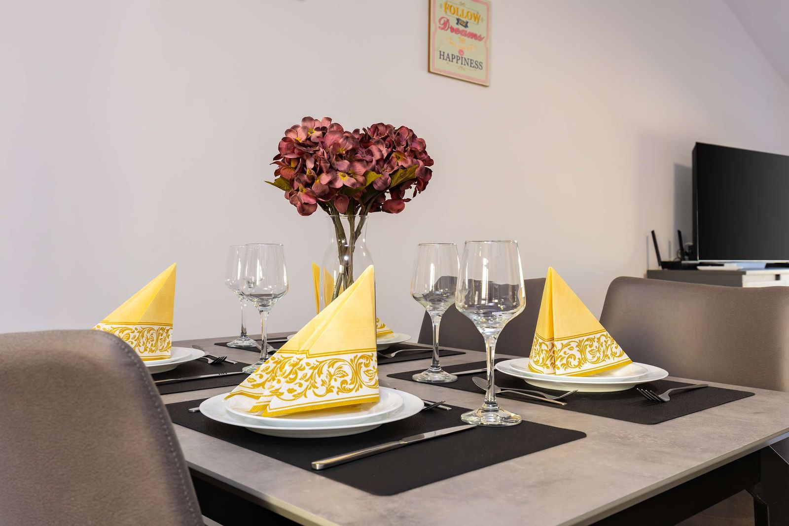 Top-Floor Flat with Balcony - Photo 3