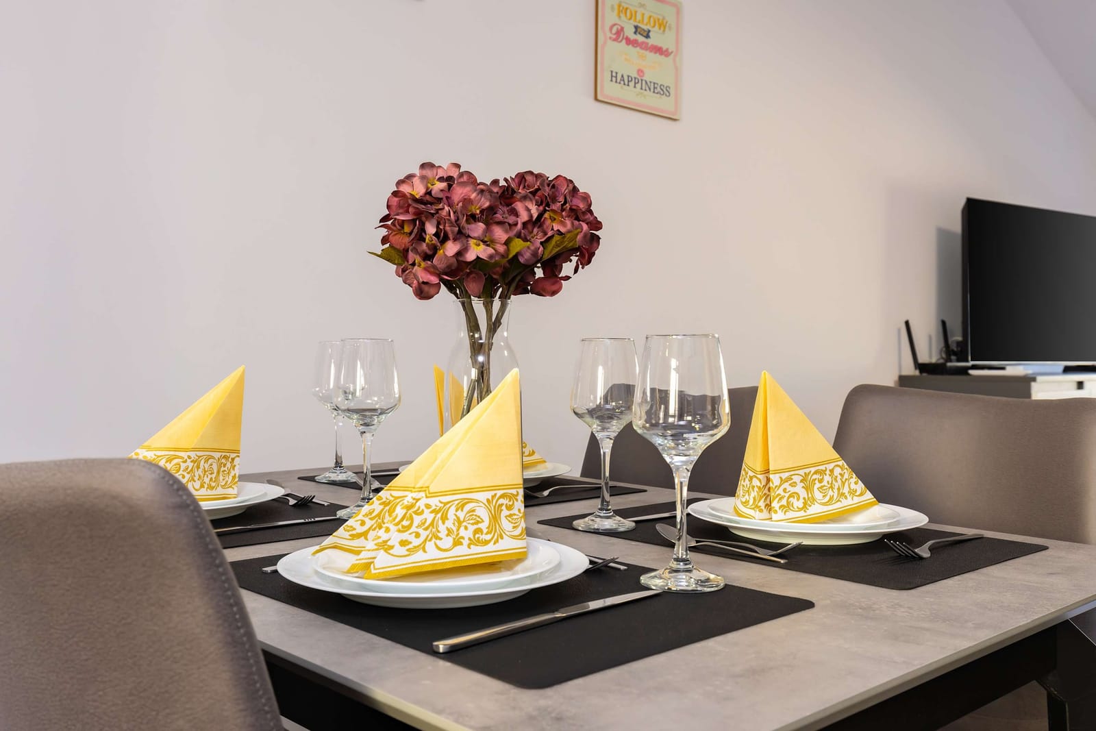 Top-Floor Flat with Balcony - Photo 3