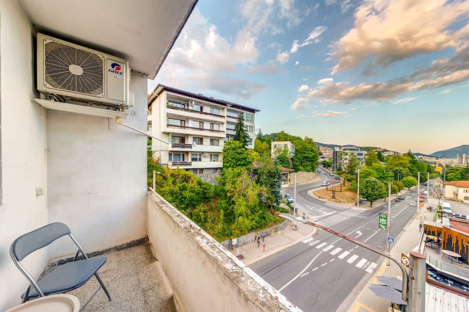 Bright retreat with Balcony &amp; Mountain Views - Photo 14