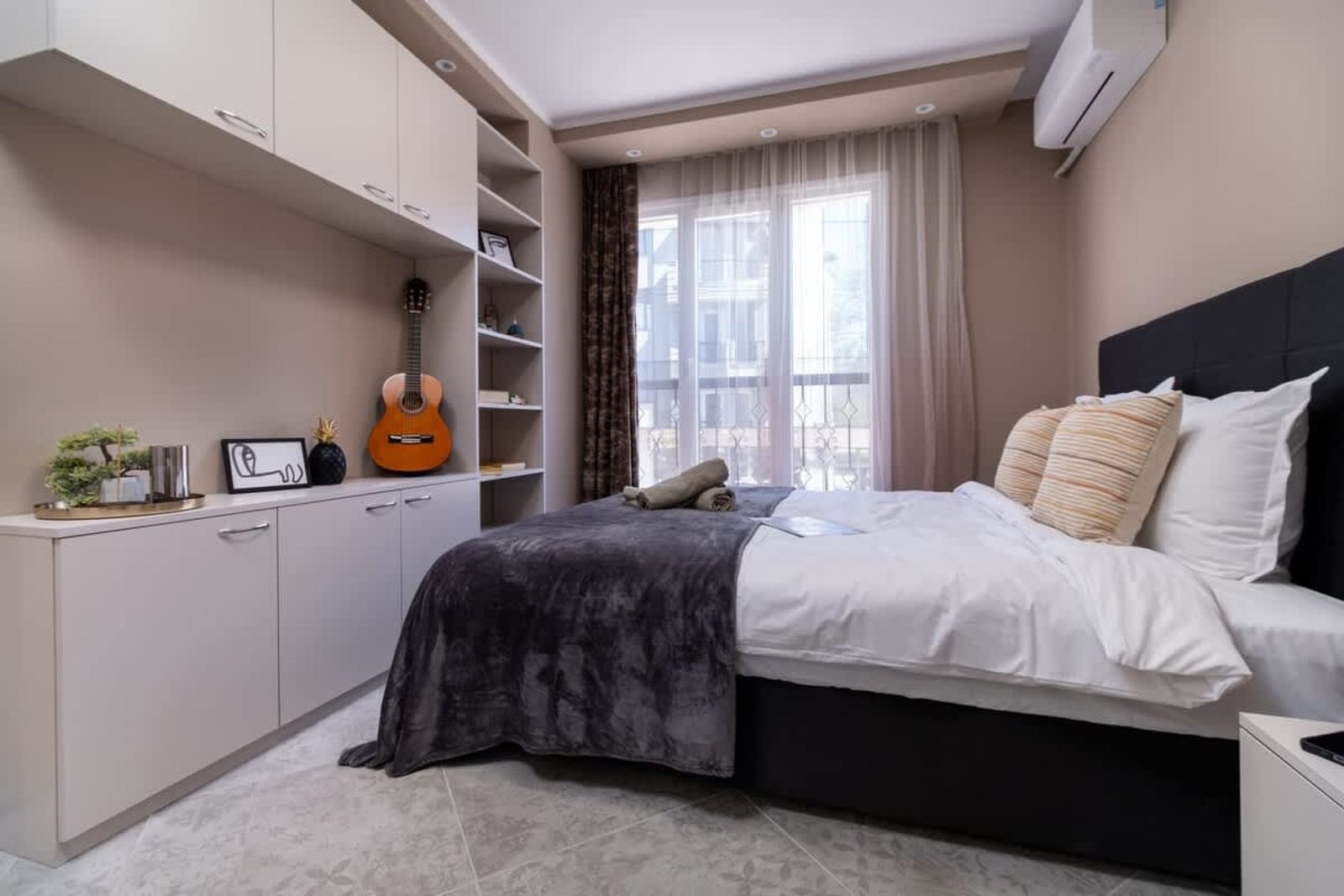 City Center Perfect 1-Bedroom Apartment - Cover Photo