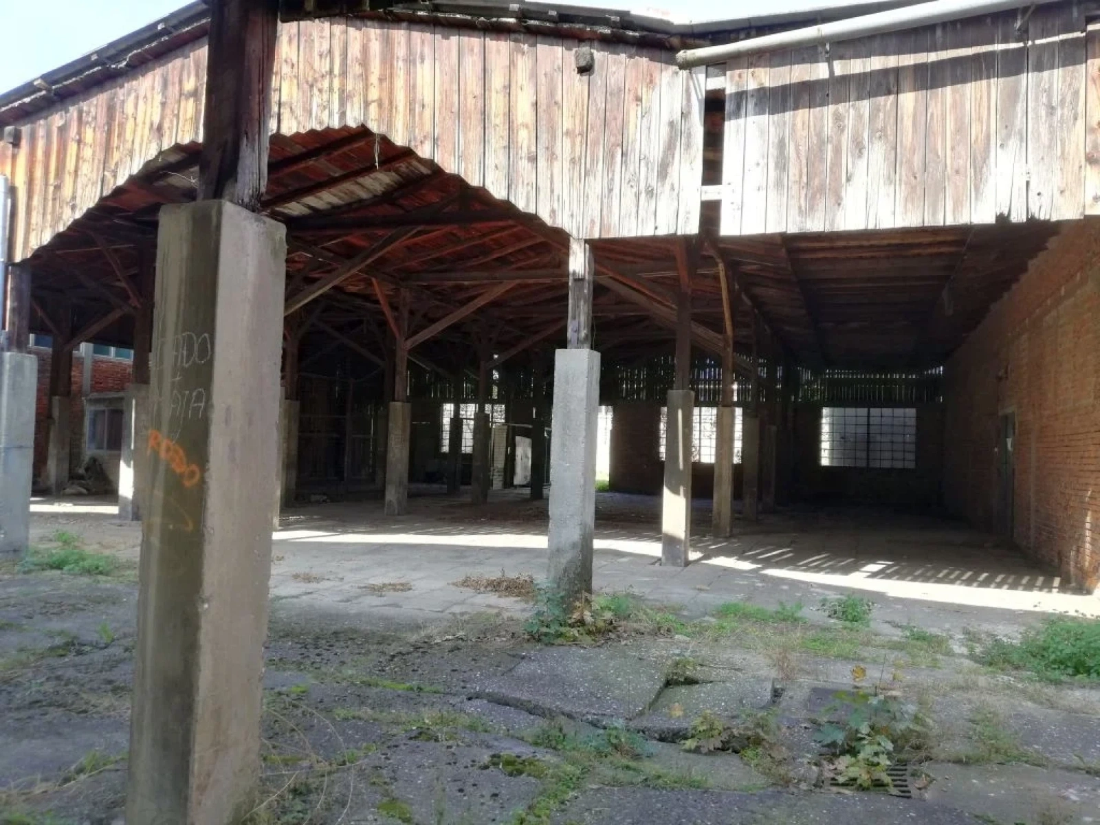 Beautiful Abandoned Factory - Photo 16