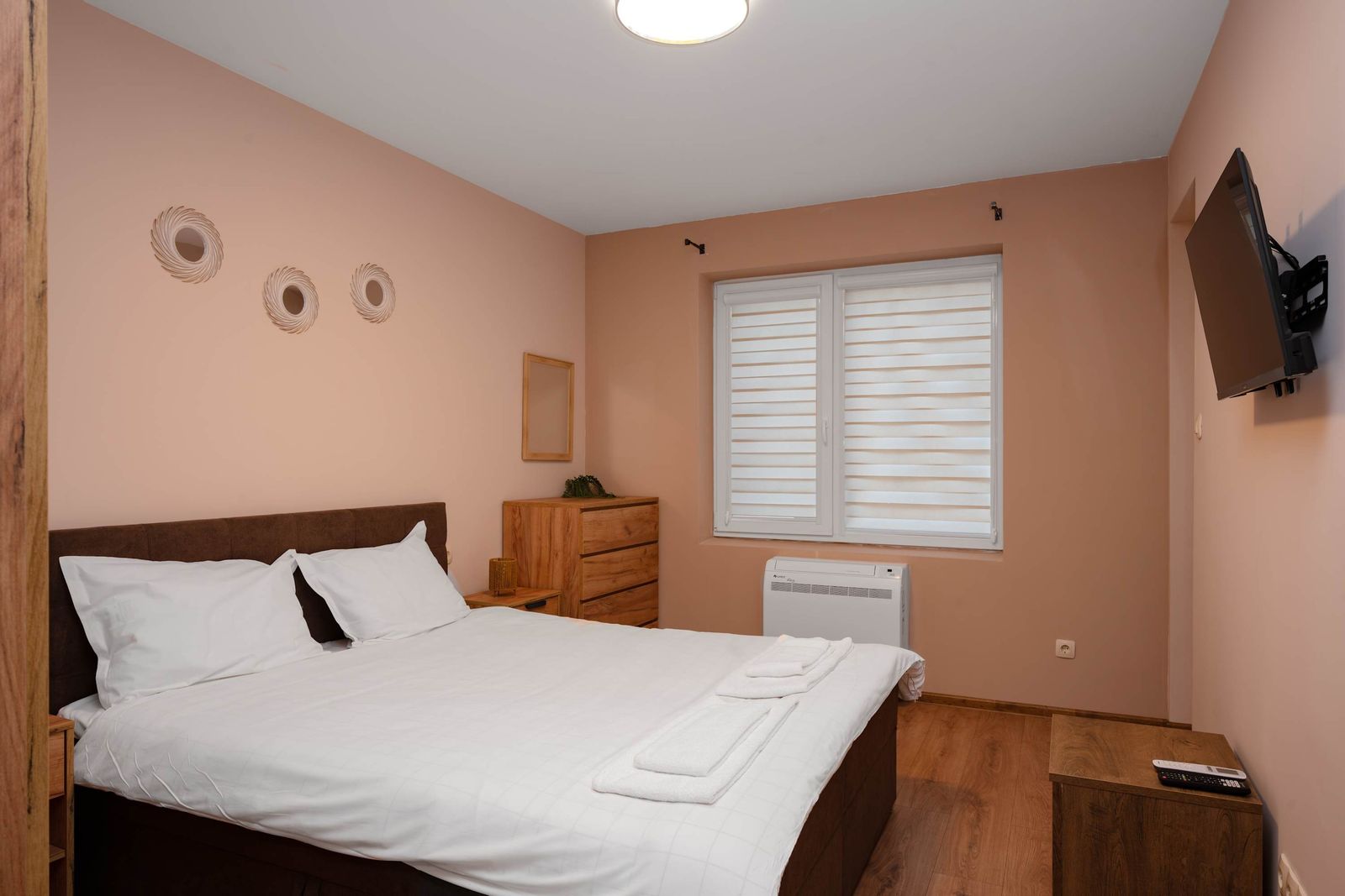 Warm &amp; Spacious Stay with Balcony - Photo 15