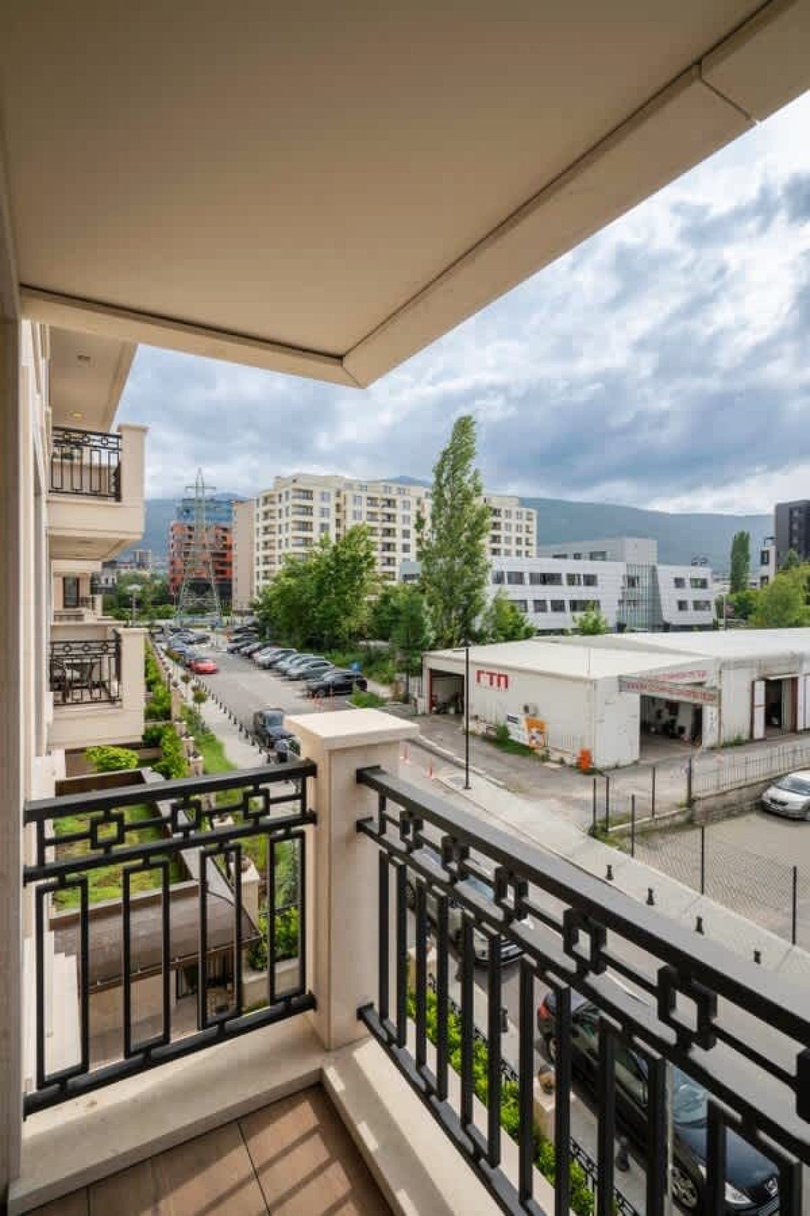 Stylish Urban Haven with Dedicated Parking Spot - Photo 15