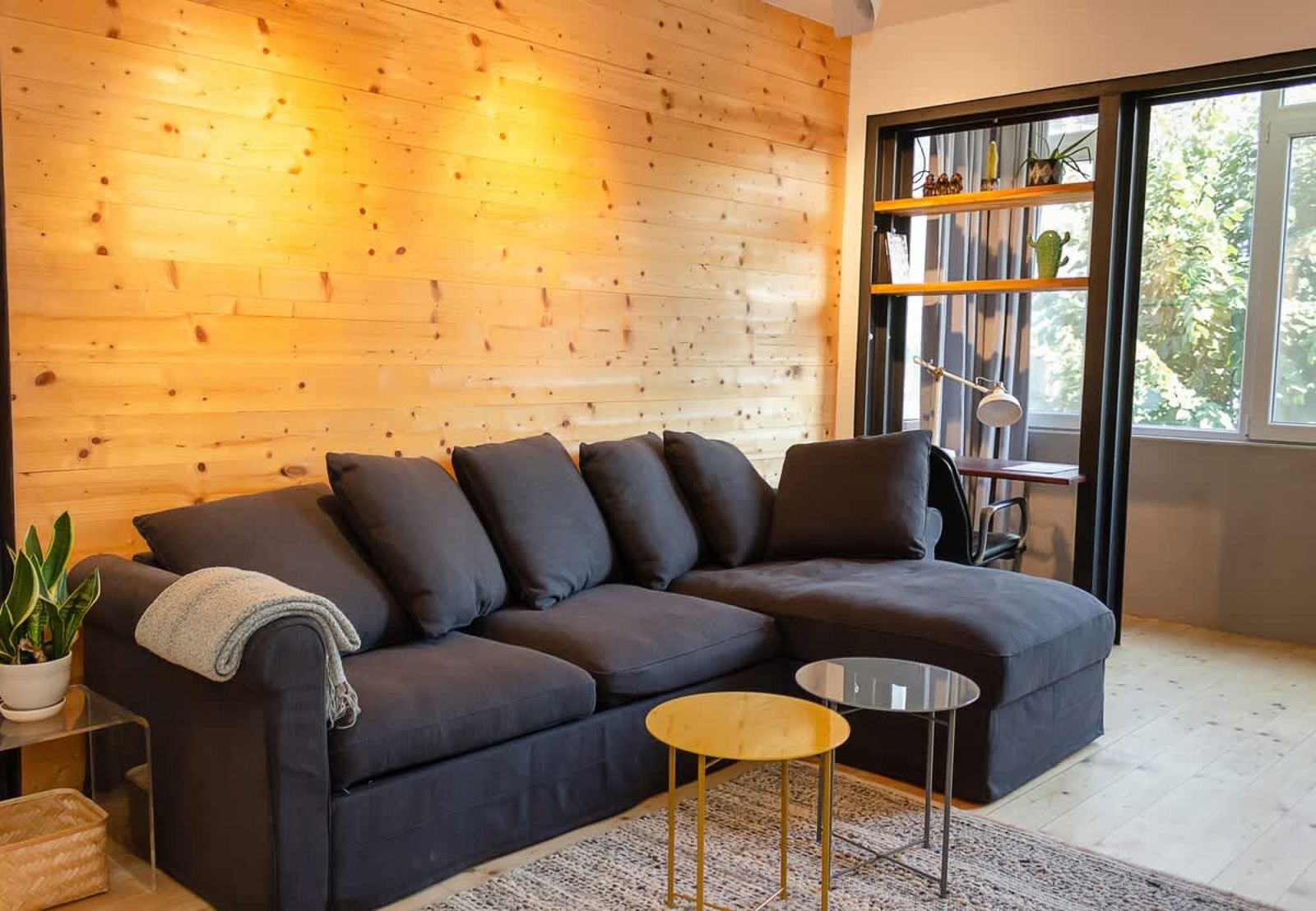 Bright &amp; Spacious Apartment with a Charming Balcon - Photo 7