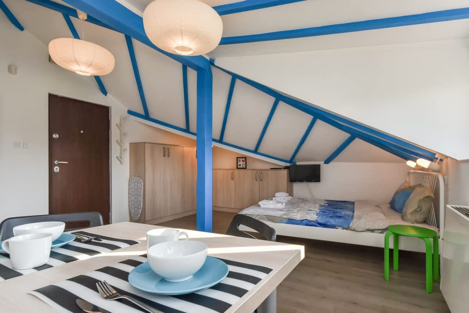 The Ivy House - A Cozy Attic near the City Center - Photo 14