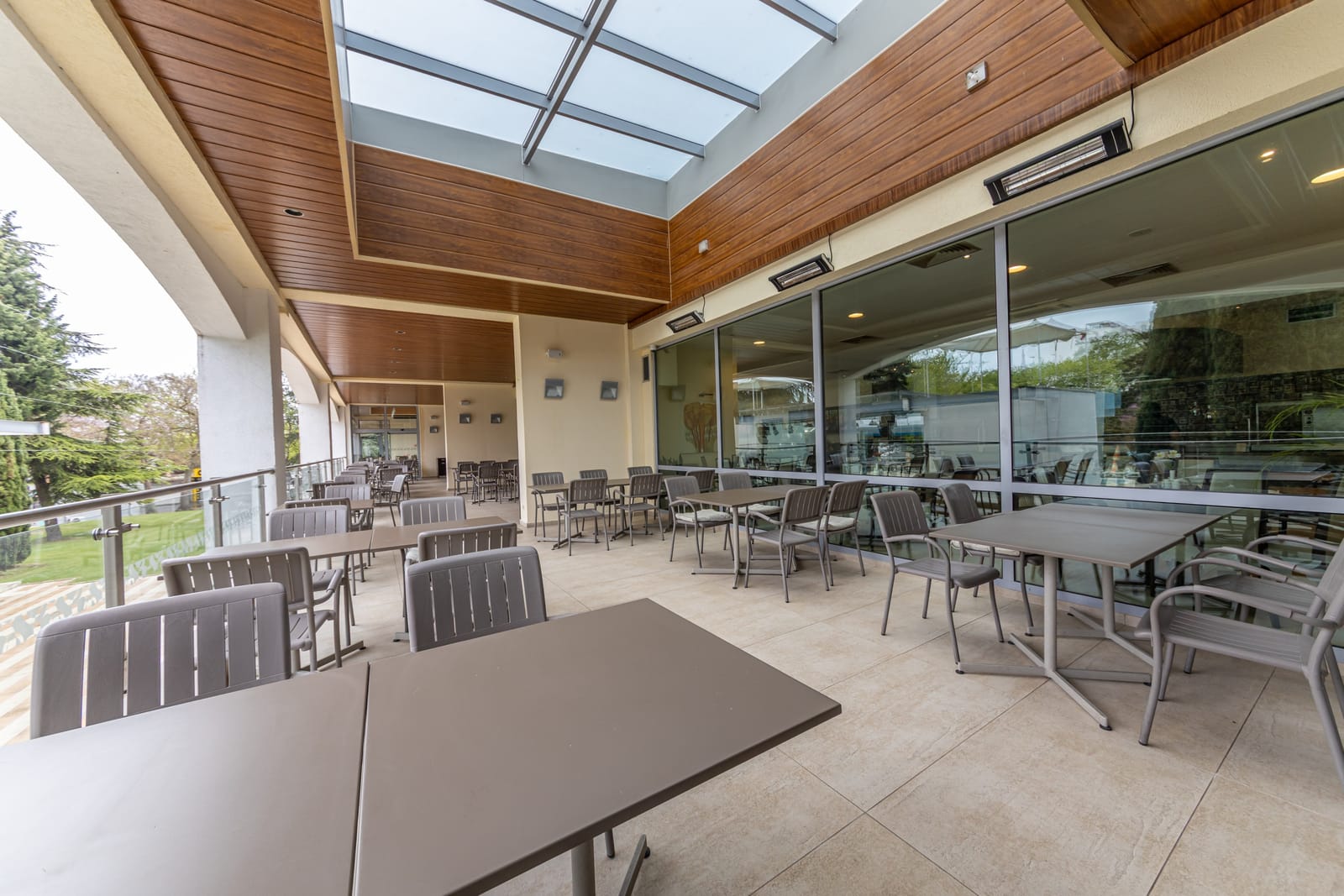 Cozy Restaurant in the Flamingo Grand Hotel - Cover Photo