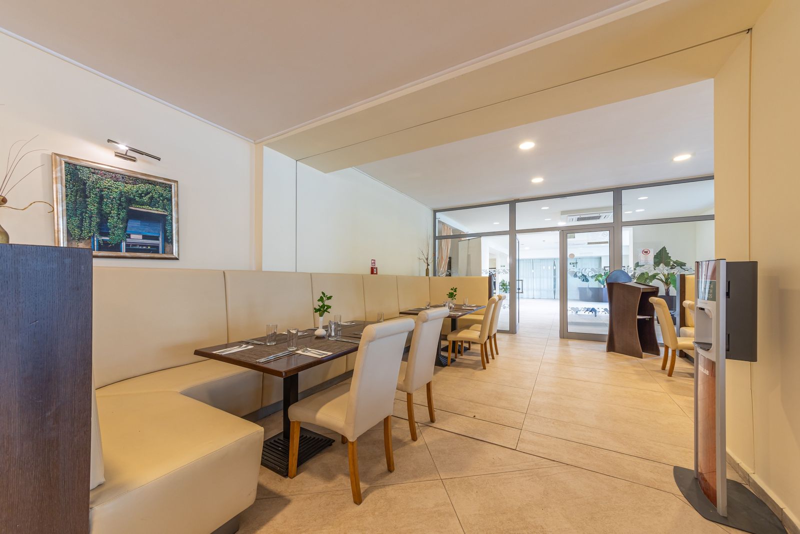 Modern Restaurant in the Flamingo Grand Hotel - Photo 3