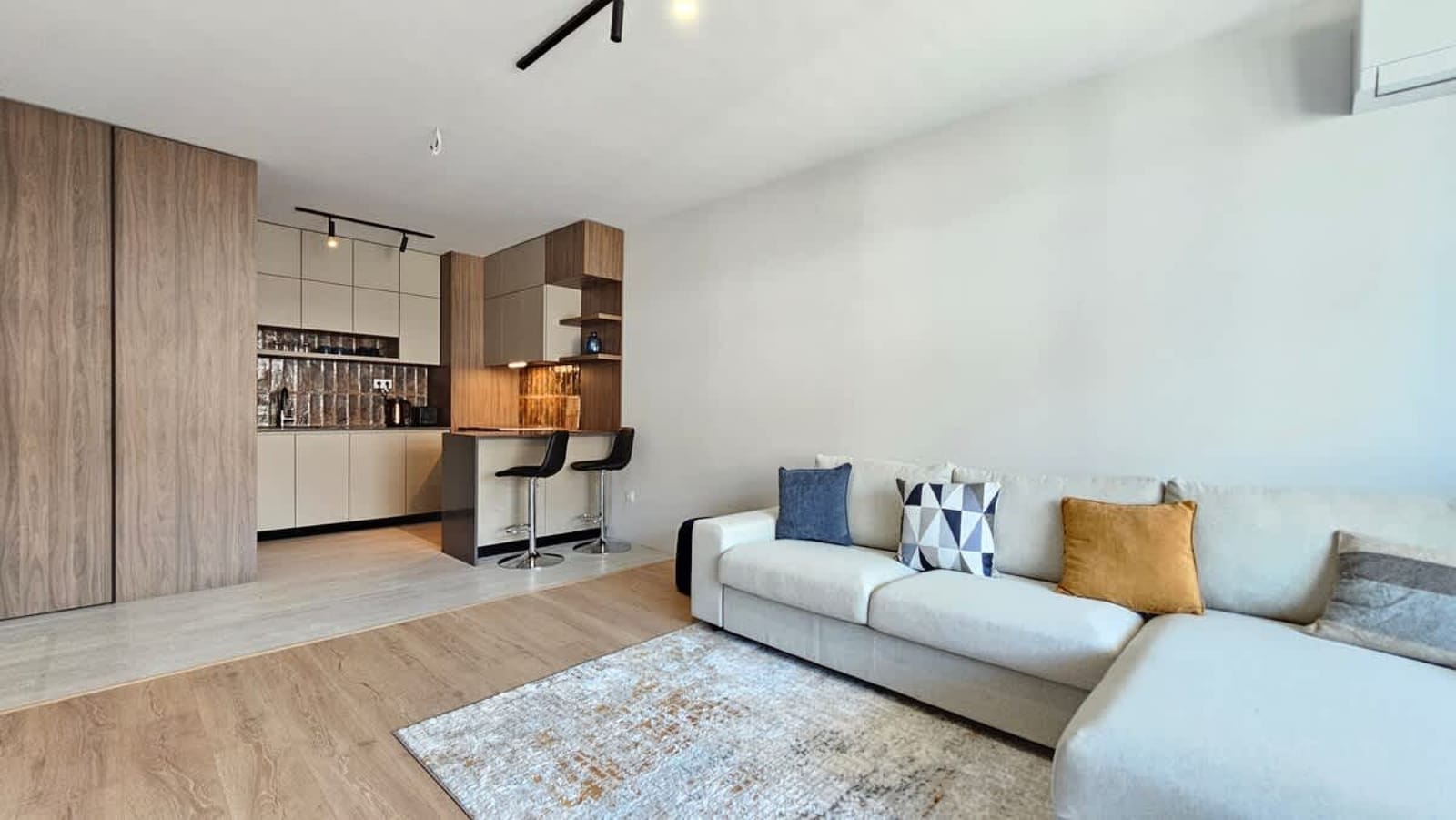 Bright Urban Stay with Parking - Cover Photo