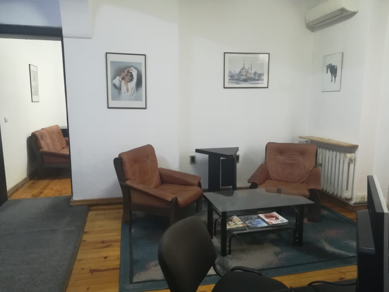 Office in an old building (1938) that is a cultural monument. Size 160 sq. m. No bathroom. No elevator, 4-th floor; 5 rooms; 2 small balconies. - Photo 9