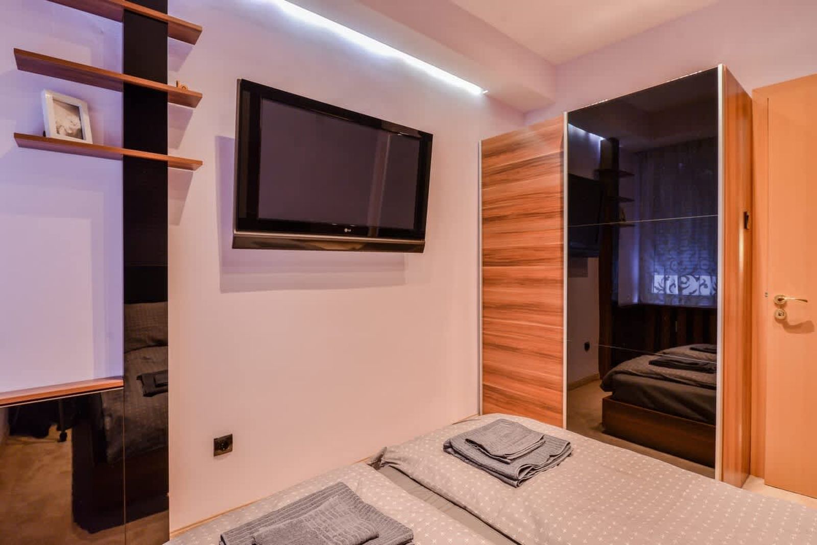 Extravaganzzo - Super Central One Bedroom Modern - Photo 21