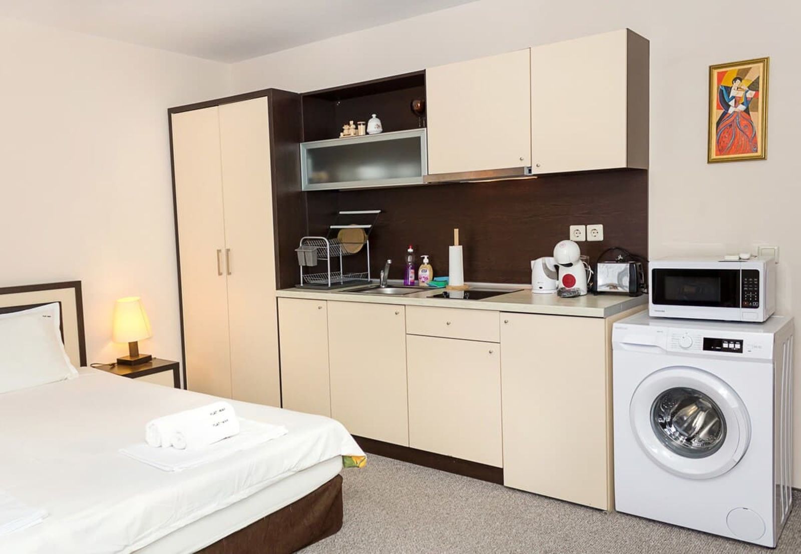 Sunny Studio in Hotel Berlin, Steps from the Beach - Photo 7