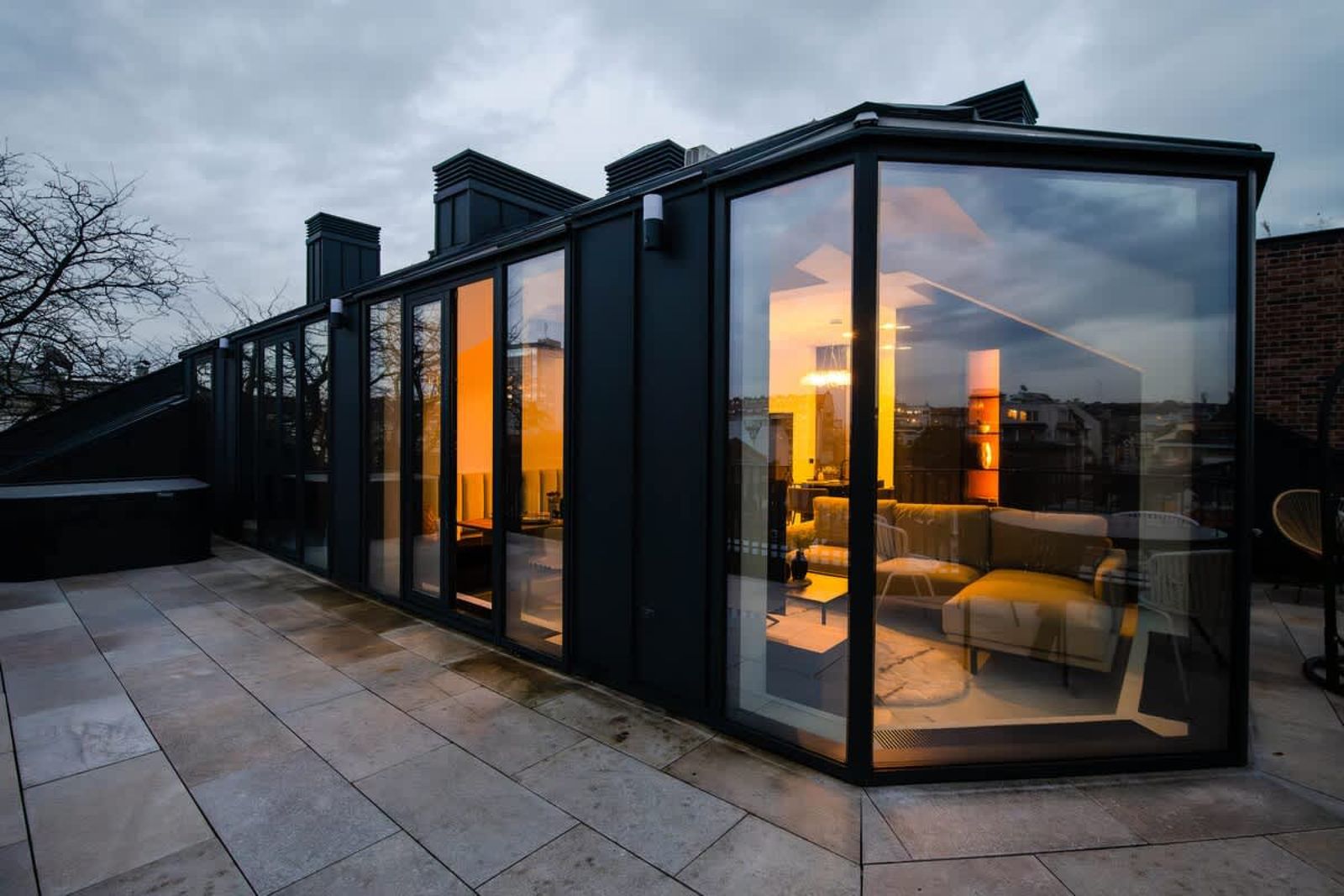 Exquisite Penthouse: Luxe Living with City Views - Photo 25