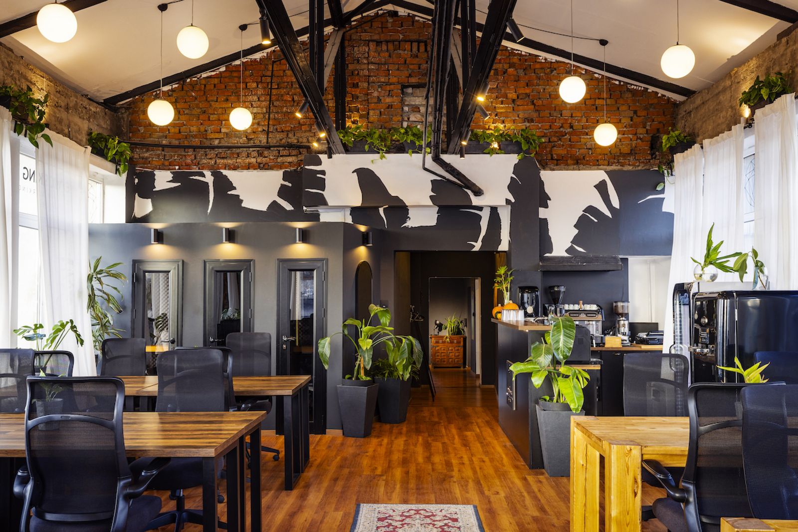 Cinematic modern co-working space in Sofia - Photo 6