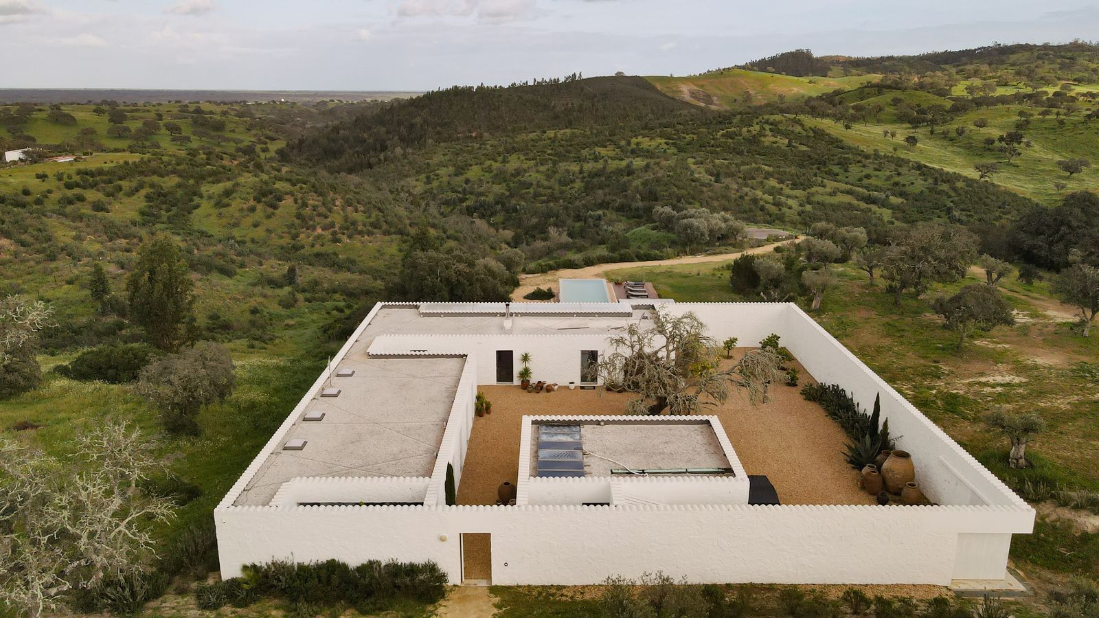 Casa da Volta — Contemporary Walled Villa with Courtyards &amp; Exceptional Natural Light - Photo 10