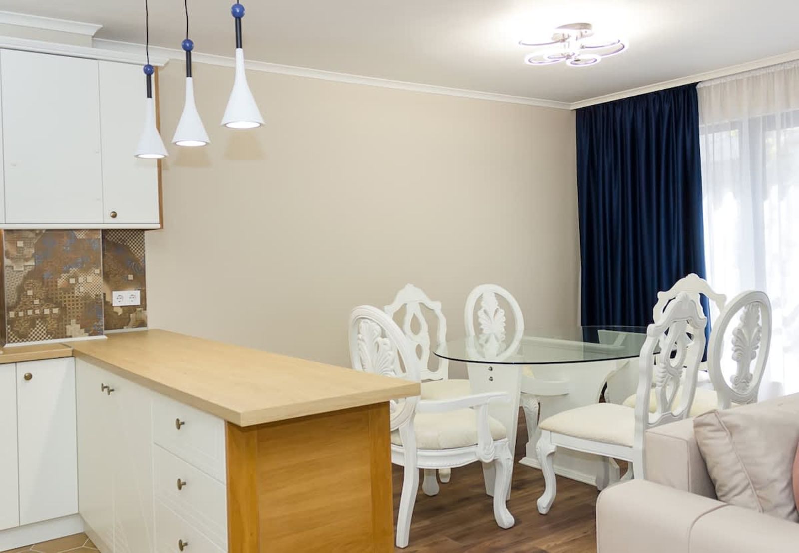 2BD Home In The Heart Of Varna with Parking - Gold - Cover Photo