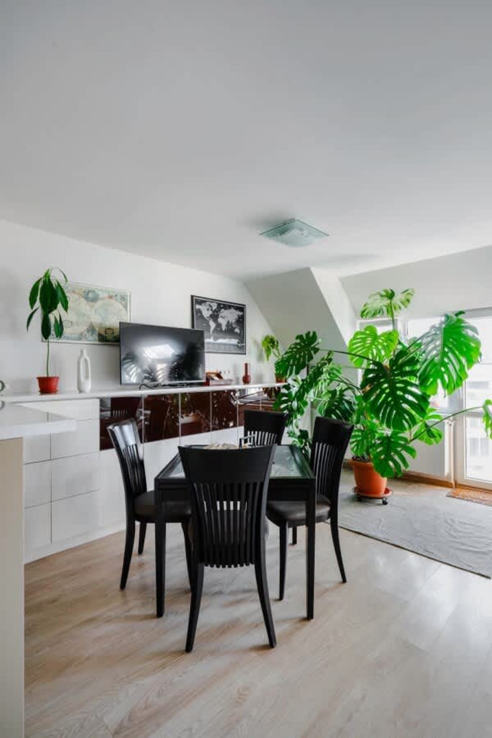 Spacious 2BD Flat with Secure Free Parking - Photo 9